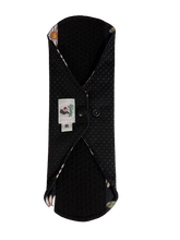 Load image into Gallery viewer, Anti-Slip Luxurious Daisy Black Zorb Reusable Sanitary Pad Size M - Regular Flow
