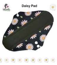 Load image into Gallery viewer, 7 pcs Set - Daisy Reusable Cloth Menstrual Sanitary Towels Pads ( 4 Size M and 2 Size L for heavy flow or night time + Wet Bag)
