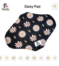 Load image into Gallery viewer, 7 pcs Set - Daisy Reusable Cloth Menstrual Sanitary Towels Pads ( 4 Size M and 2 Size L for heavy flow or night time + Wet Bag)
